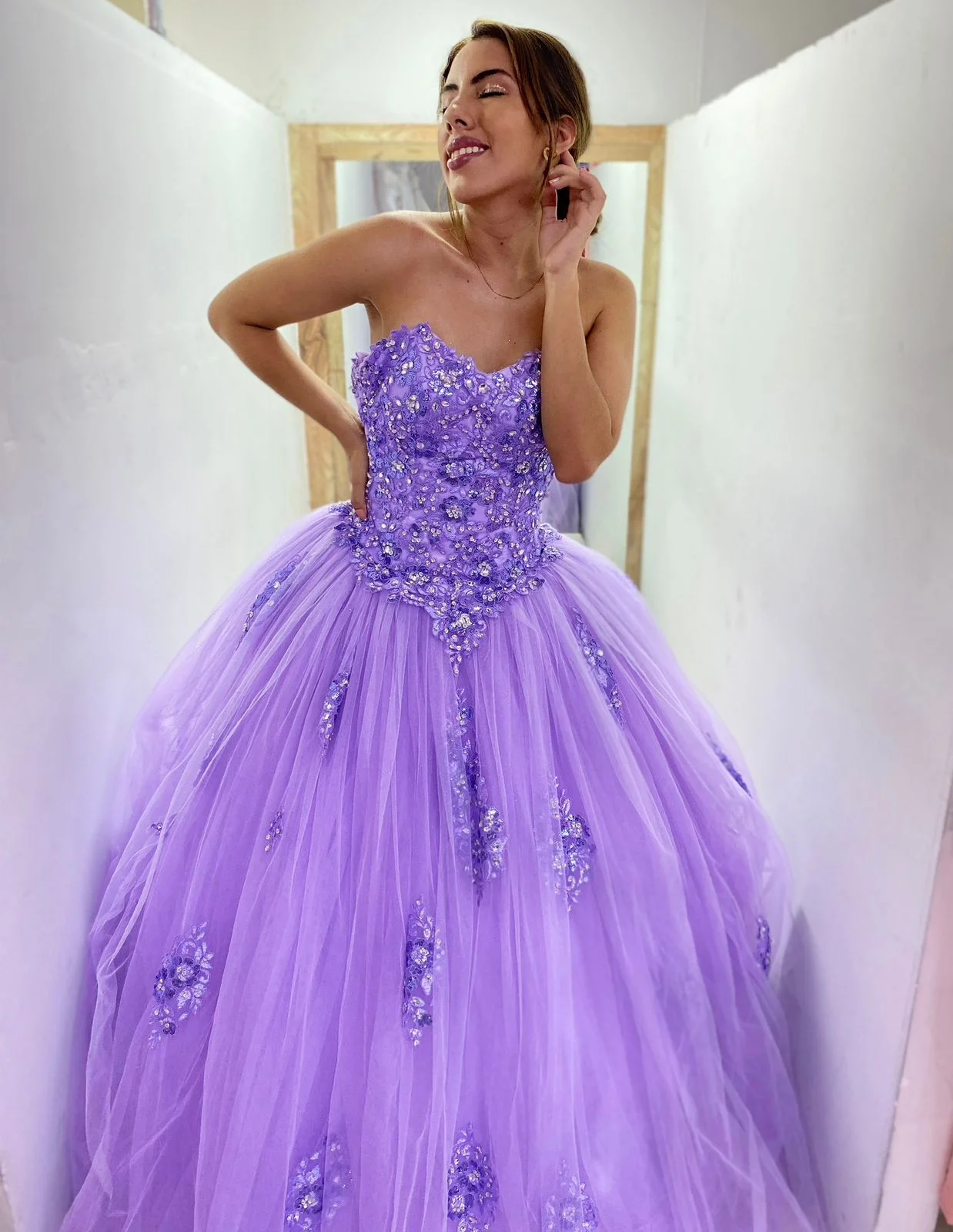 Mujer con vestido de quinceaños de Ch Fiesta