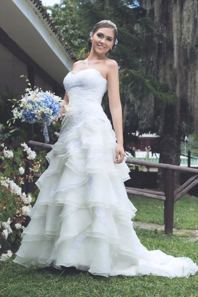 Mujer con vestido de novia de Ch Fiesta